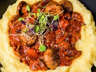 Рецепта Свинска кавърма с гъби печурки, праз лук и червено вино на тиган върху канапе от картофено пюре